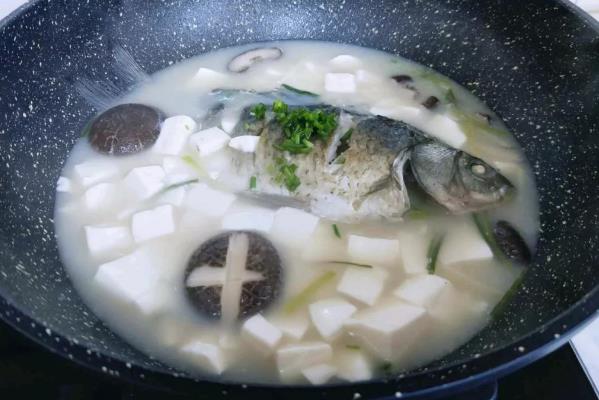 香菇豆腐鯽魚湯的做法 一道清香的鯽魚湯，補虛通乳，營養又補鈣