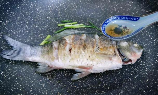 香菇豆腐鯽魚湯的做法 一道清香的鯽魚湯，補虛通乳，營養又補鈣