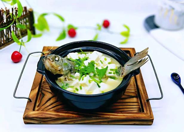 香菇豆腐鯽魚湯的做法 一道清香的鯽魚湯，補虛通乳，營養又補鈣