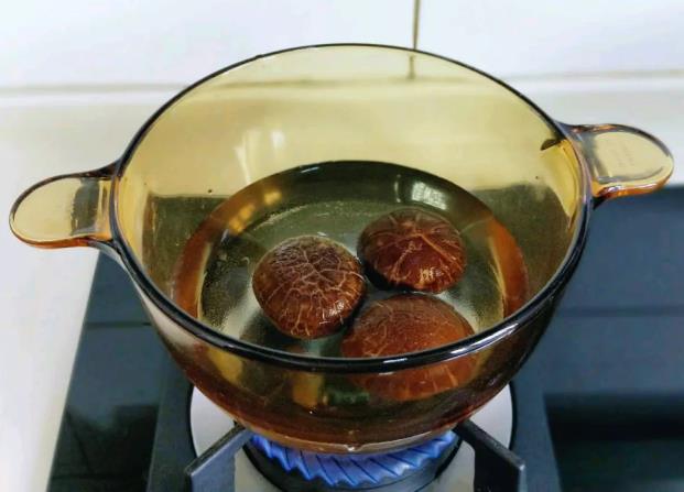 香菇豆腐鯽魚湯的做法 一道清香的鯽魚湯，補虛通乳，營養又補鈣