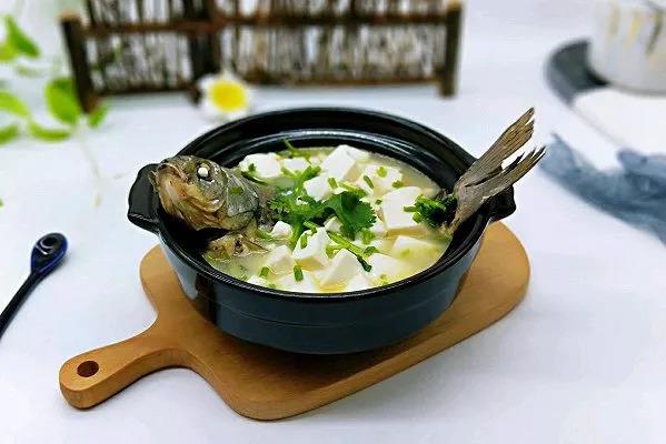 香菇豆腐鯽魚湯的做法 一道清香的鯽魚湯，補虛通乳，營養又補鈣