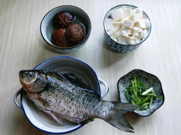 香菇豆腐鯽魚湯的做法 一道清香的鯽魚湯，補虛通乳，營養又補鈣