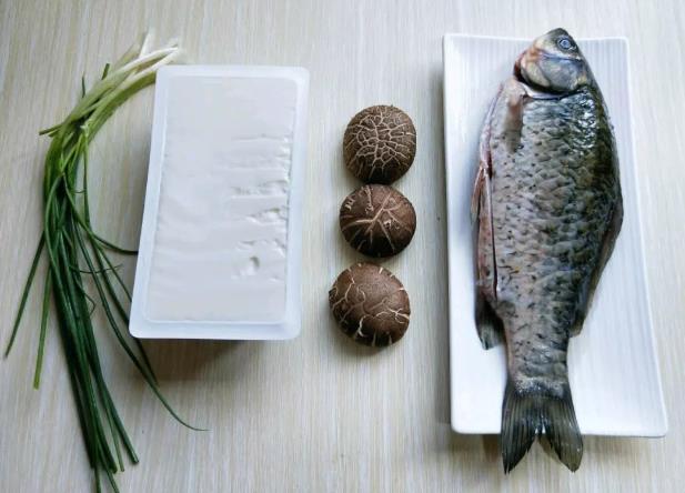 香菇豆腐鯽魚湯的做法 一道清香的鯽魚湯，補虛通乳，營養又補鈣