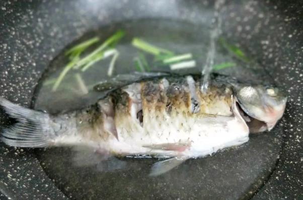 香菇豆腐鯽魚湯的做法 一道清香的鯽魚湯，補虛通乳，營養又補鈣