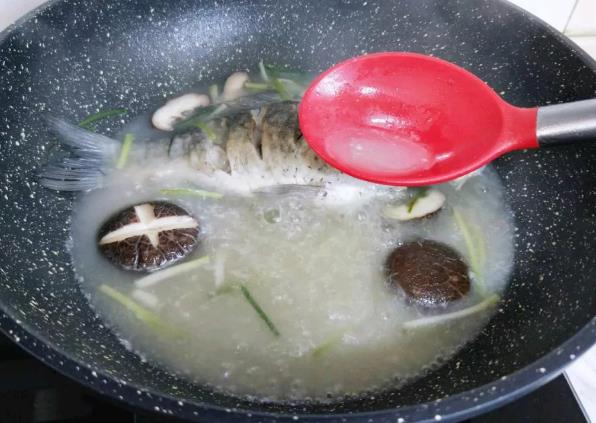 香菇豆腐鯽魚湯的做法 一道清香的鯽魚湯，補虛通乳，營養又補鈣