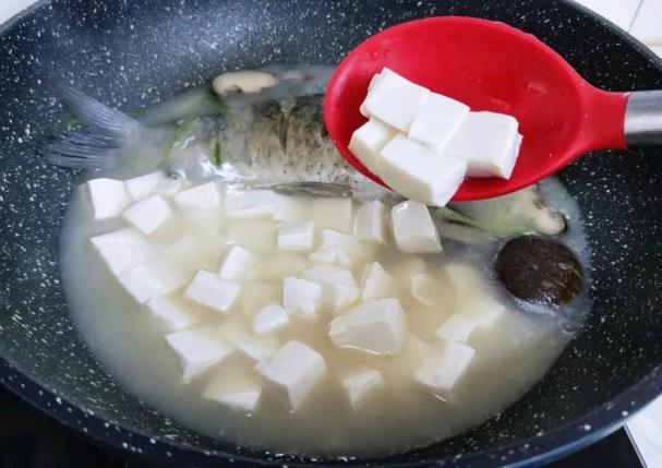 香菇豆腐鯽魚湯的做法 一道清香的鯽魚湯，補虛通乳，營養又補鈣