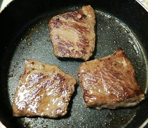 在家煎牛排老有血水出來怎么辦好?一個竅門快速去除牛排里的血水2
