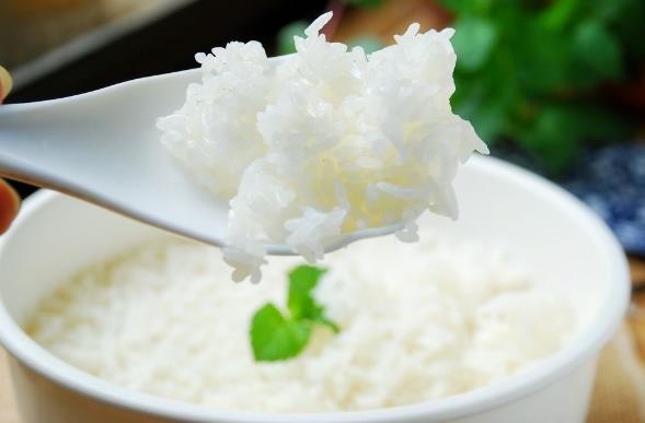 煮米飯水和大米的比例是多少？煮米飯更香的技巧