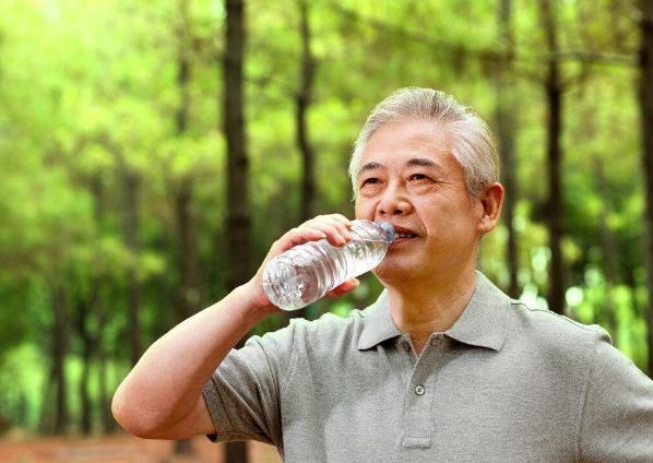 老年人中暑有哪些癥狀？老年人容易中暑平時如何飲食
