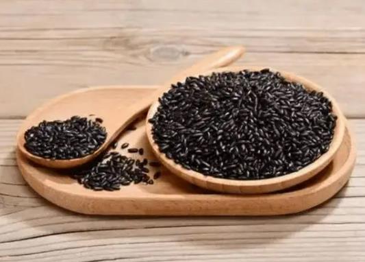 黑米一泡掉色正常嗎？黑米泡多久可以蒸飯？